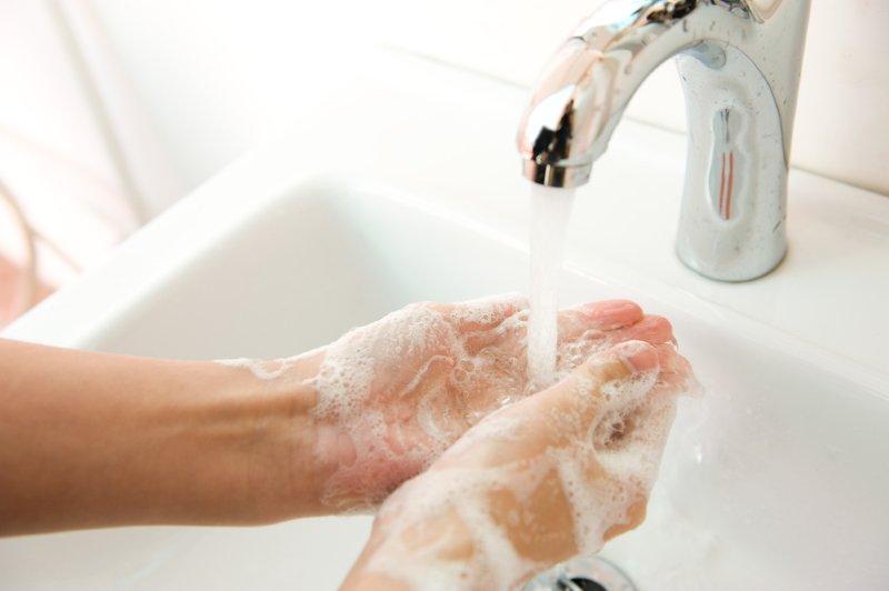 clean hands white sink v_SM
