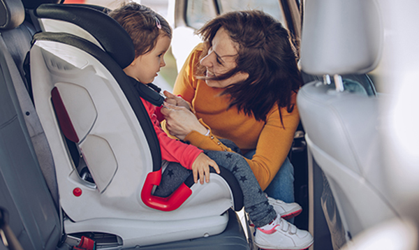 mom-buckling-toddler-into-car-seat-913578266edited