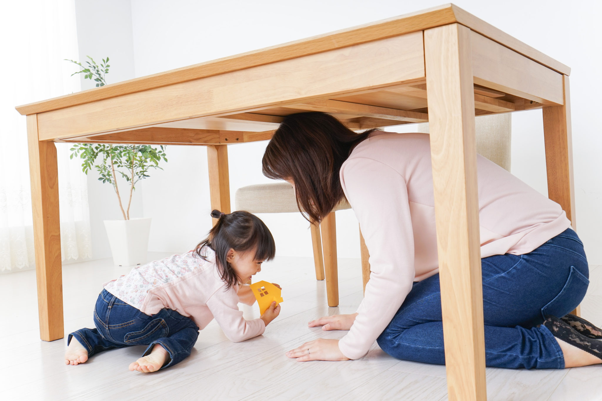Если ребенок прячется под стол