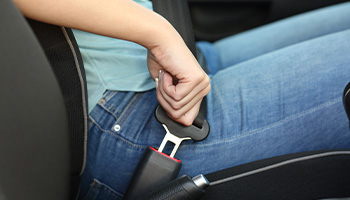 Teenage drivers putting their seat belt on