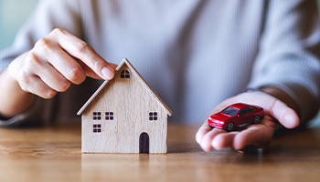 car and home figures representing insurance bundling