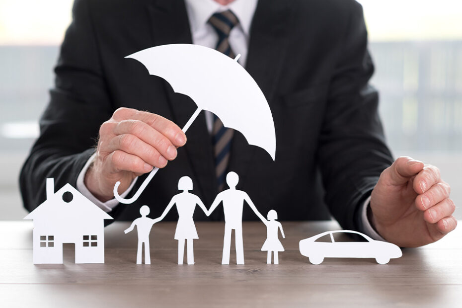 umbrella over family and assets representing umbrella insurance