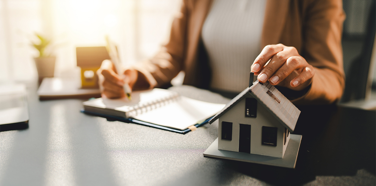 homeowner reviewing their deductible coverage amount with a home figure